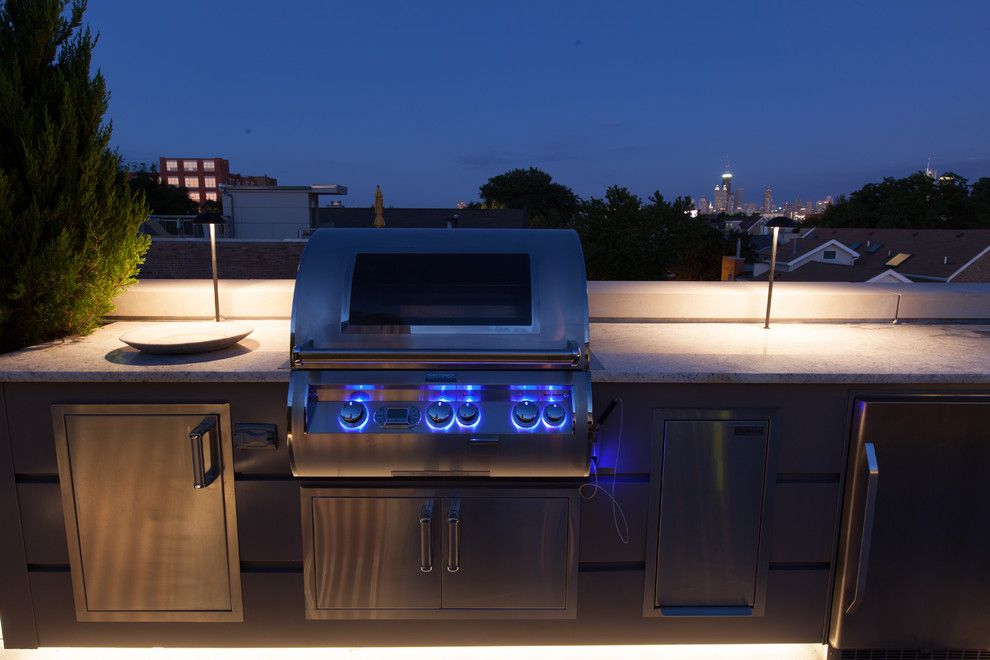 На фото: терраса среднего размера на крыше в стиле неоклассика (современная классика) с летней кухней без защиты от солнца с