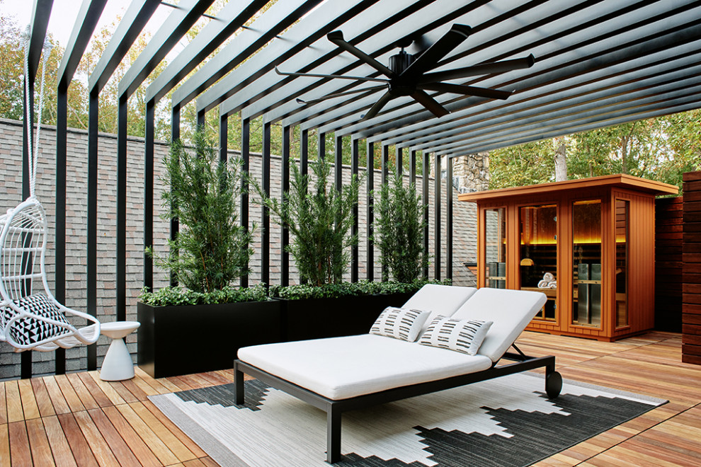 Idée de décoration pour une terrasse au premier étage minimaliste de taille moyenne avec une pergola et un garde-corps en métal.