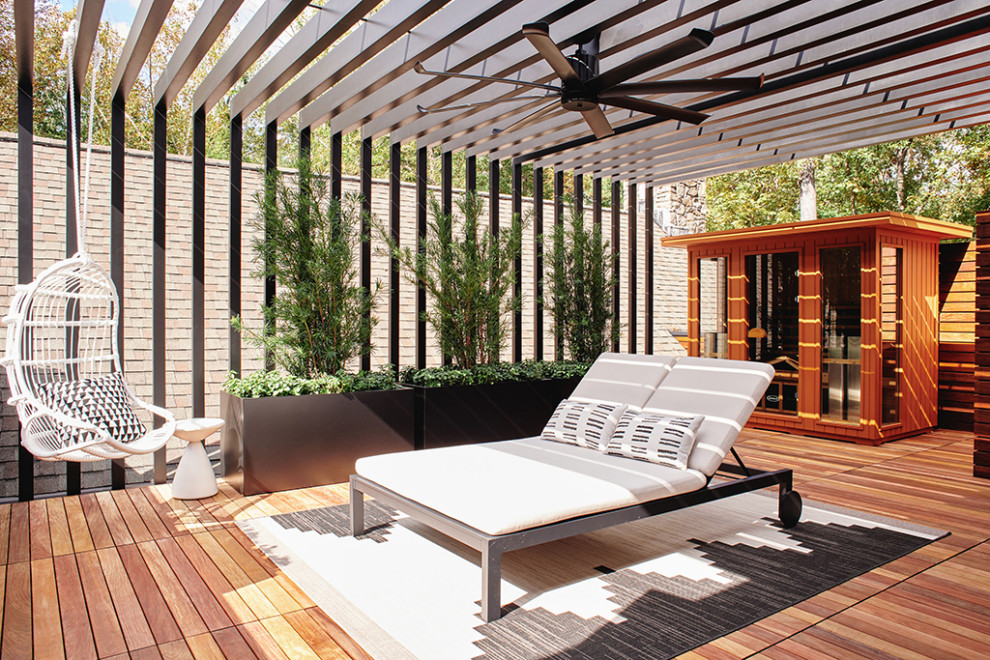Idee per una terrazza moderna di medie dimensioni, sul tetto e al primo piano con un giardino in vaso, una pergola e parapetto in metallo