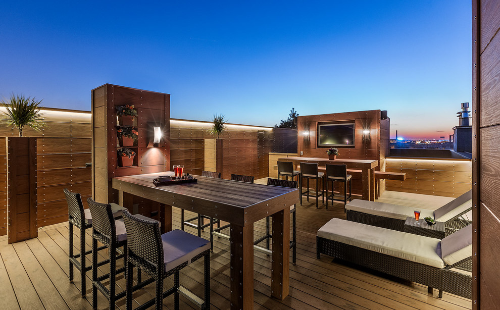 Deck container garden - large contemporary rooftop rooftop deck container garden idea in Chicago with no cover