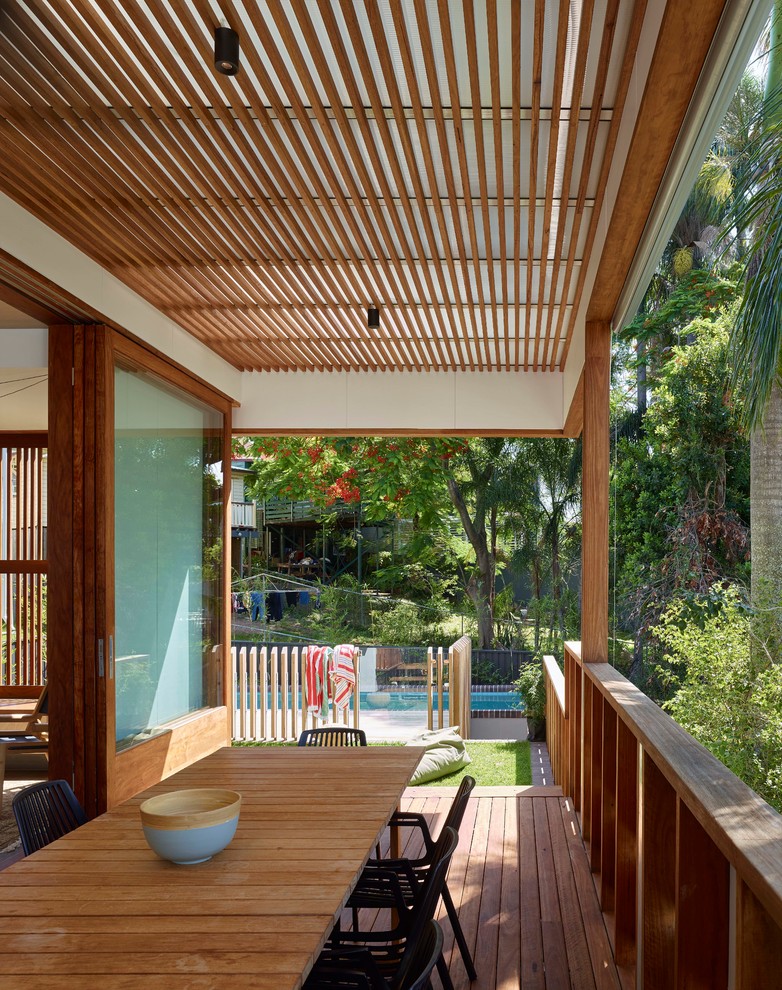 Esempio di una terrazza tropicale di medie dimensioni e dietro casa con un tetto a sbalzo