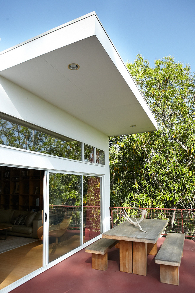 Immagine di una terrazza minimalista dietro casa con nessuna copertura