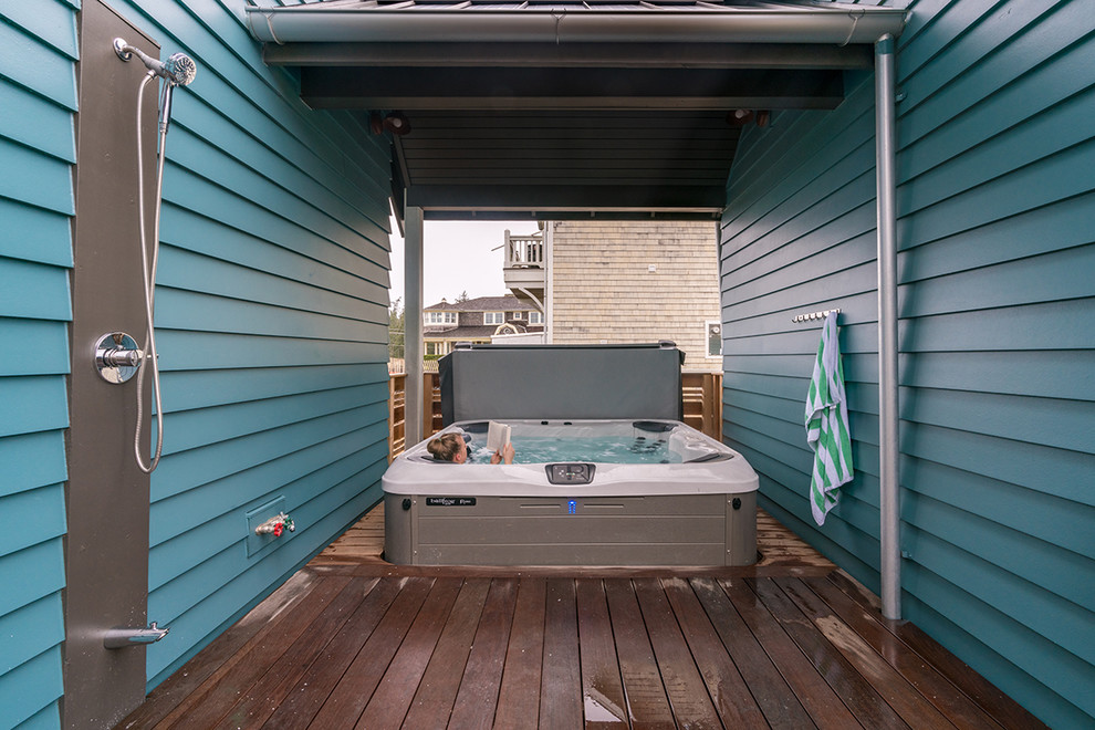 Exemple d'une terrasse avec une douche extérieure bord de mer de taille moyenne avec une extension de toiture.