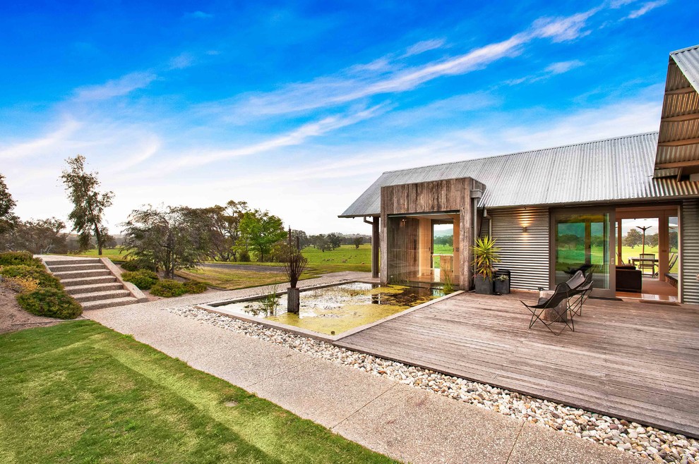 Unbedeckte Urige Terrasse hinter dem Haus mit Wasserspiel in Melbourne