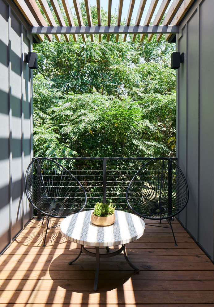 На фото: маленькая пергола на террасе в современном стиле для на участке и в саду с