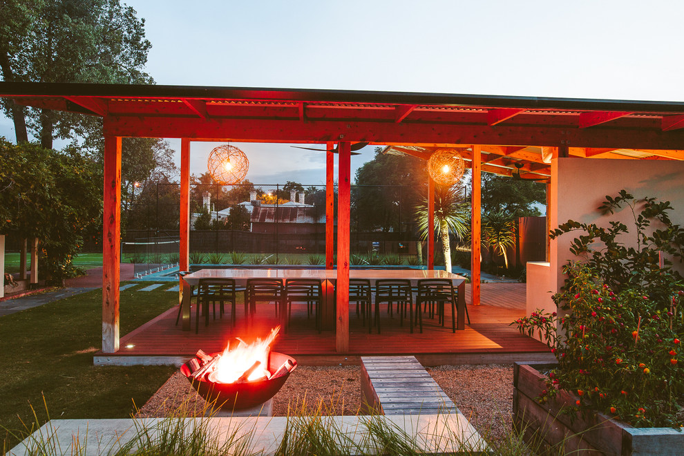 Große Moderne Pergola Terrasse hinter dem Haus mit Outdoor-Küche in Adelaide