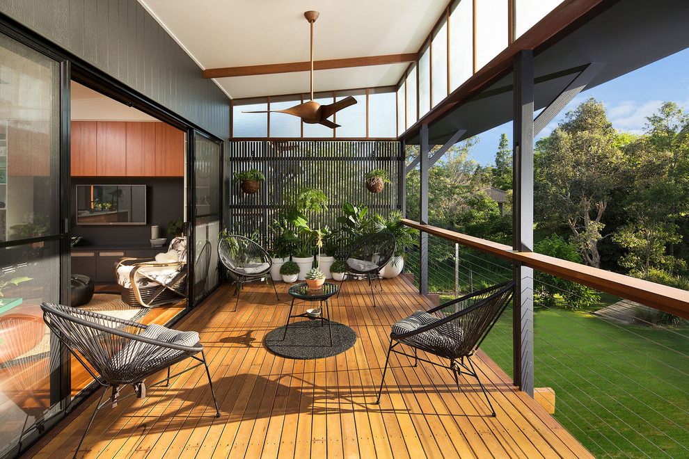 Inspiration för en mellanstor funkis terrass, med en vertikal trädgård och takförlängning