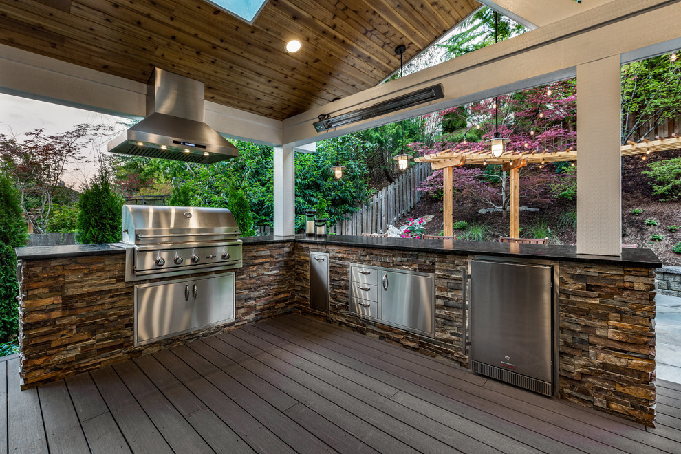 Стильный дизайн: большая терраса на заднем дворе в стиле неоклассика (современная классика) с летней кухней и навесом - последний тренд