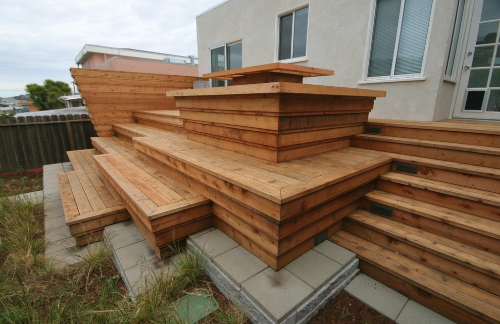 Réalisation d'une terrasse avec des plantes en pots arrière minimaliste de taille moyenne avec aucune couverture.