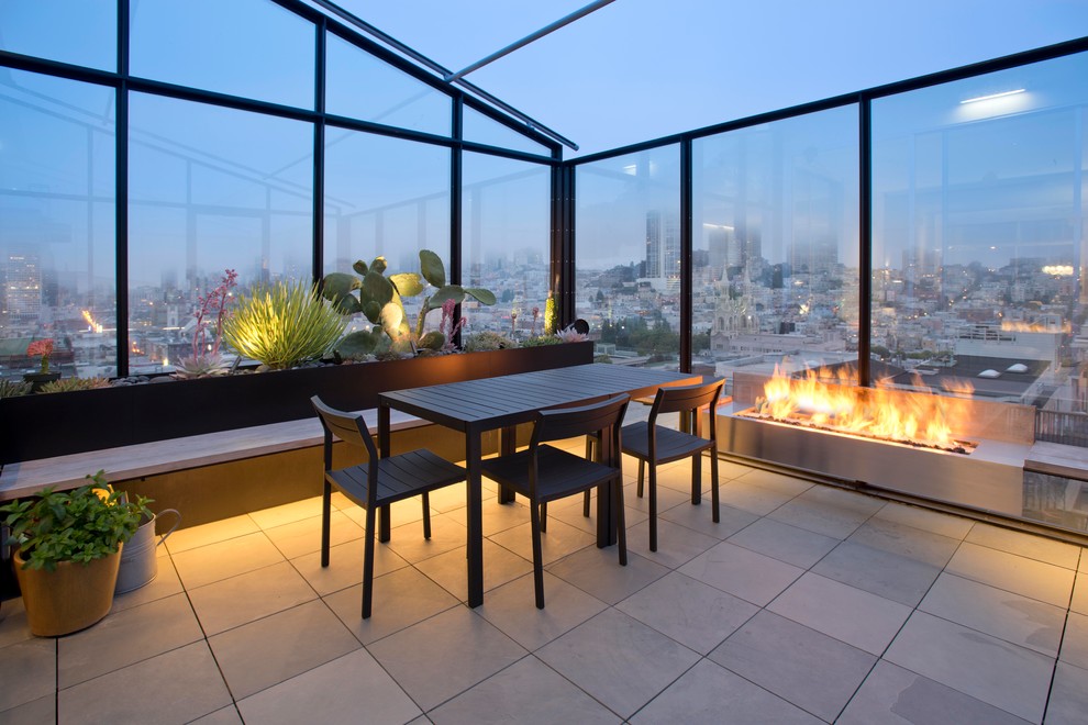 Überdachte Moderne Dachterrasse im Dach mit Feuerstelle und Sonnenschutz in San Francisco