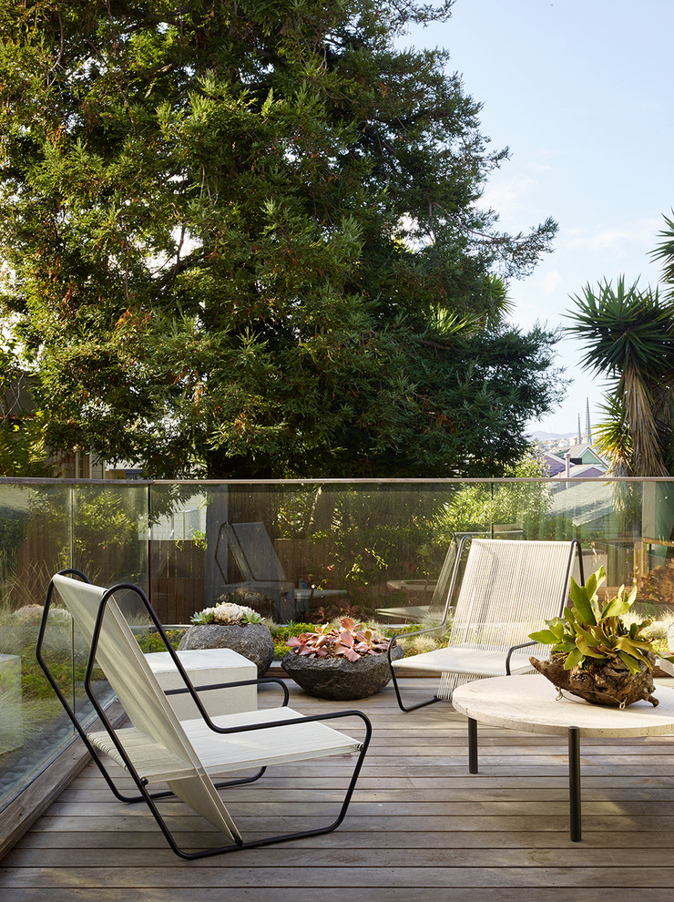 Unbedeckte Moderne Terrasse hinter dem Haus in Los Angeles
