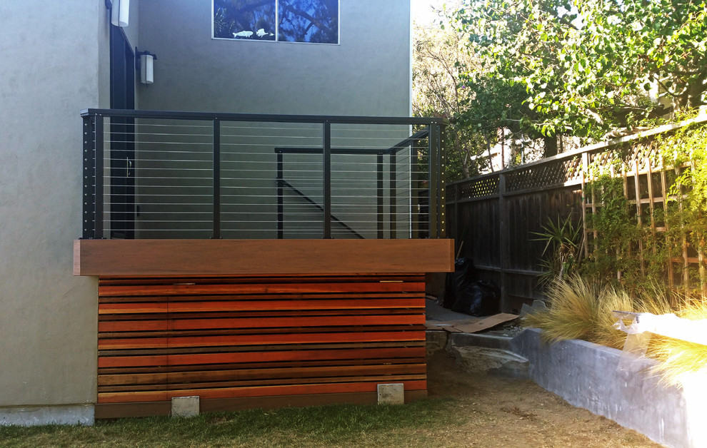 Идея дизайна: маленькая терраса на заднем дворе в современном стиле для на участке и в саду