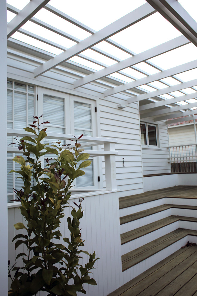 Immagine di una piccola terrazza stile marinaro dietro casa con una pergola