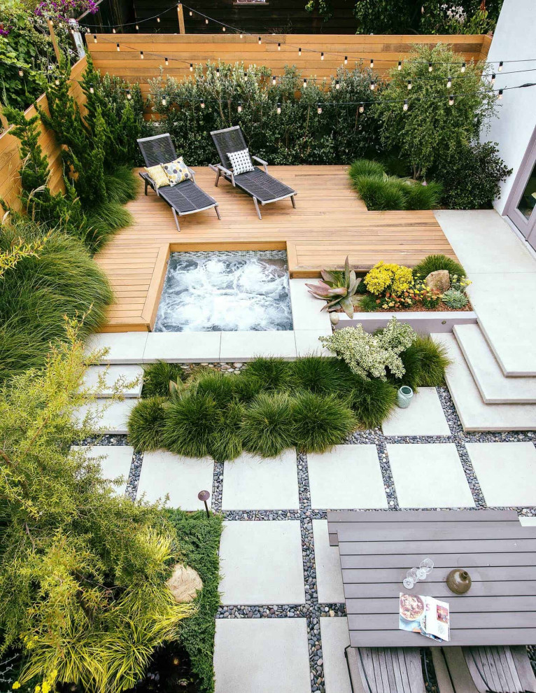 Ejemplo de terraza contemporánea de tamaño medio sin cubierta en patio trasero