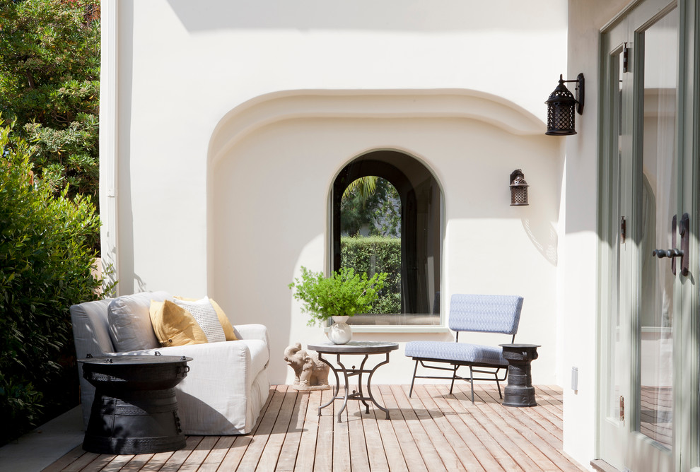 Идея дизайна: терраса на заднем дворе в средиземноморском стиле без защиты от солнца