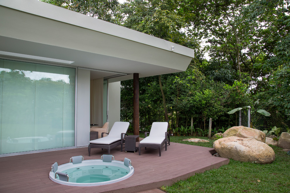Mittelgroße, Überdachte Moderne Terrasse hinter dem Haus in Miami