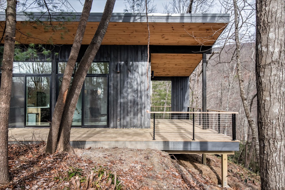 Inspiration för små minimalistiska terrasser på baksidan av huset, med takförlängning
