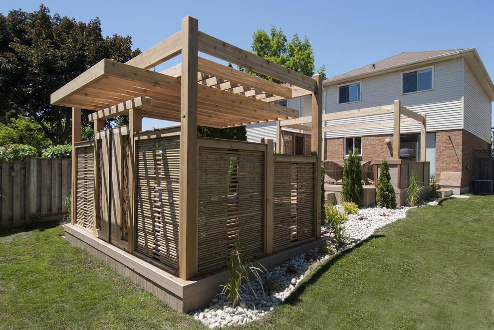 Diseño de terraza clásica de tamaño medio en patio trasero con cocina exterior y pérgola