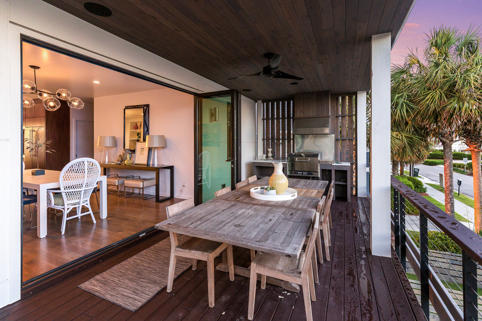 Imagen de terraza minimalista de tamaño medio en patio trasero y anexo de casas con cocina exterior