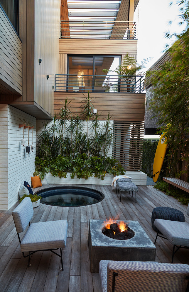 Contemporary terrace in Los Angeles with no cover.