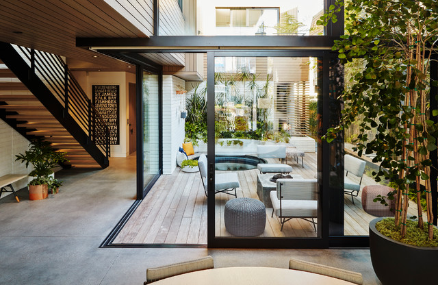 Relaxed Courtyard Celebrates Indoor-Outdoor Living