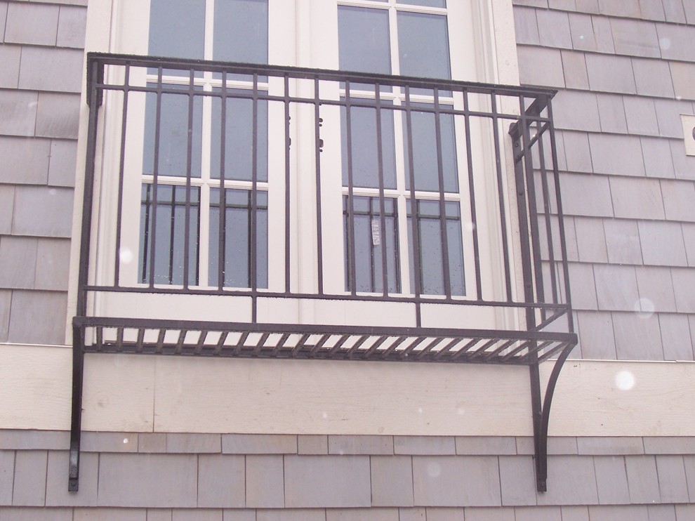 Idées déco pour une terrasse latérale classique de taille moyenne avec aucune couverture.