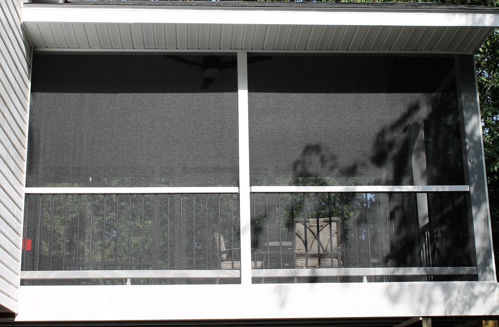 Свежая идея для дизайна: терраса среднего размера на заднем дворе в стиле кантри с навесом - отличное фото интерьера