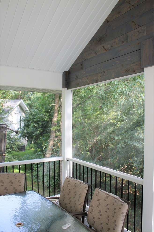 Réalisation d'une terrasse arrière champêtre de taille moyenne avec une extension de toiture.