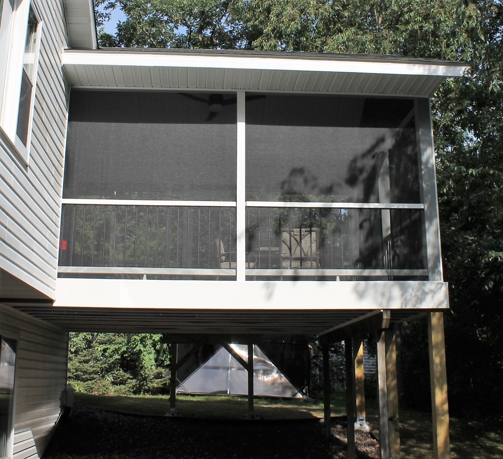 Inspiration pour une terrasse arrière rustique de taille moyenne avec une extension de toiture.
