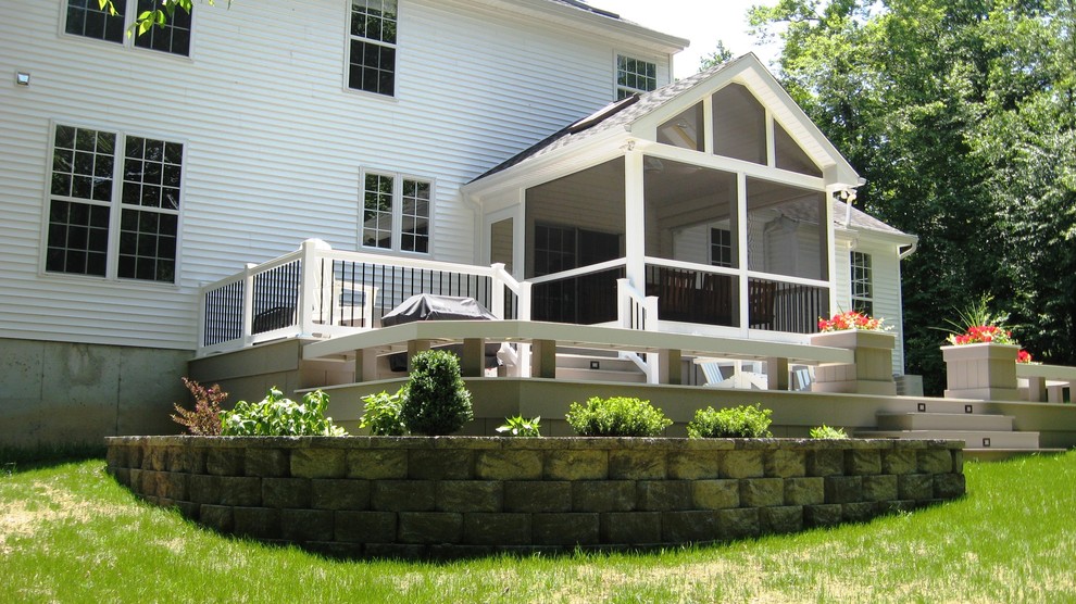 На фото: терраса среднего размера на заднем дворе в современном стиле без защиты от солнца