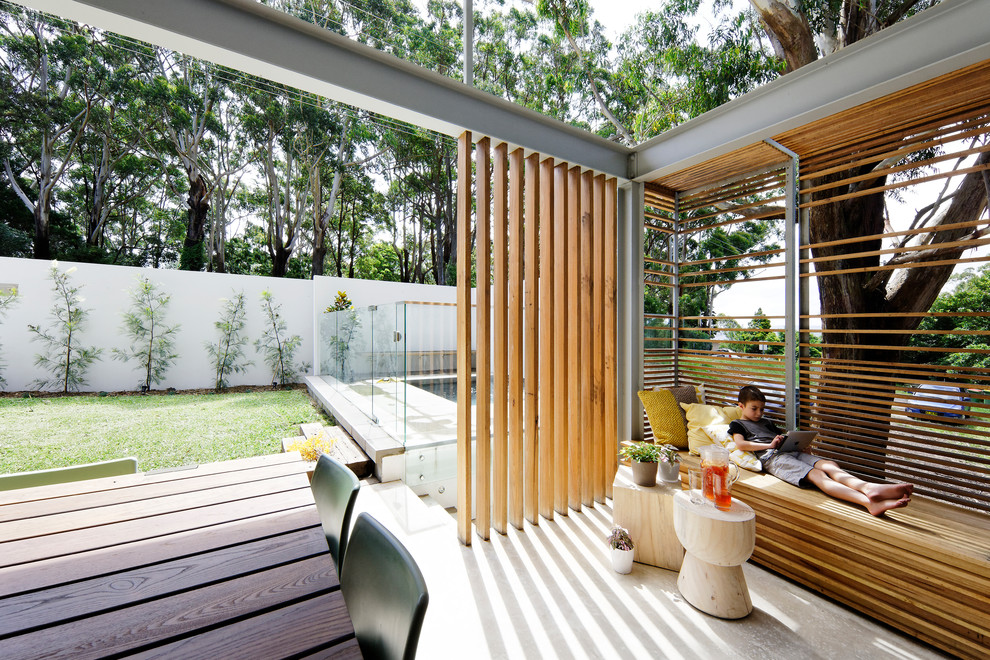 Idées déco pour une terrasse latérale contemporaine de taille moyenne avec une extension de toiture.