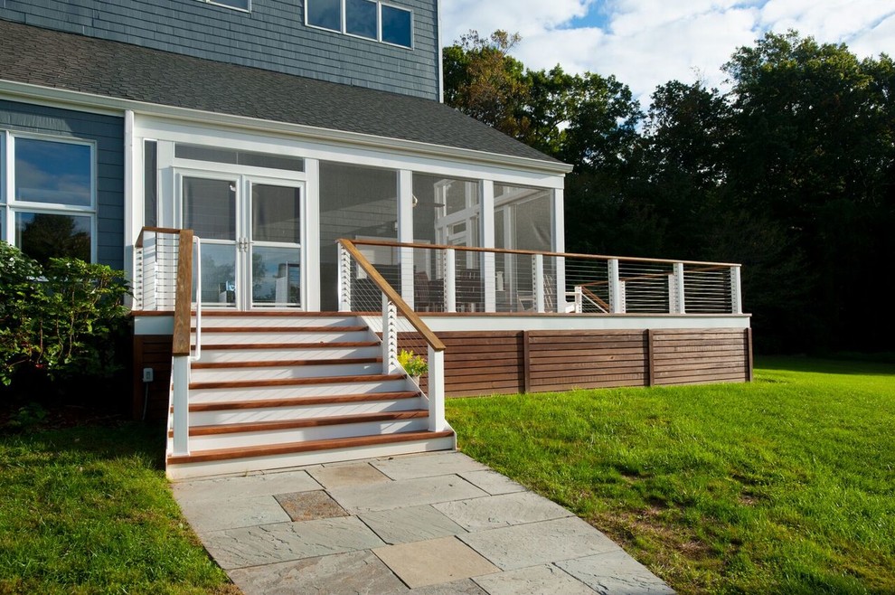 Источник вдохновения для домашнего уюта: большая терраса на заднем дворе в стиле неоклассика (современная классика) без защиты от солнца