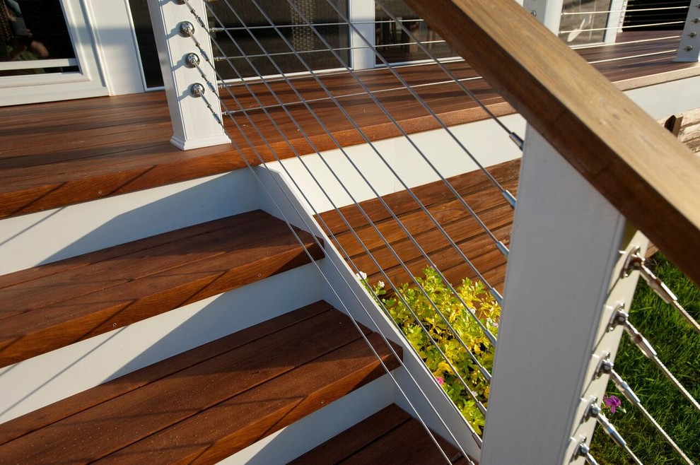 Свежая идея для дизайна: большая терраса на заднем дворе в стиле неоклассика (современная классика) без защиты от солнца - отличное фото интерьера