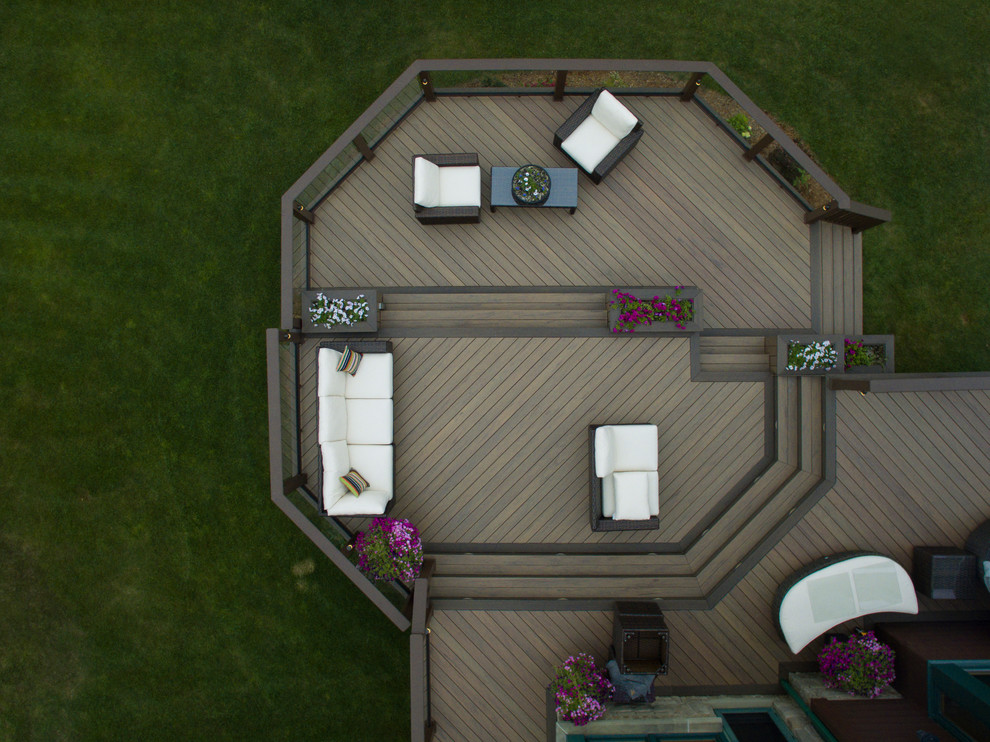 Diseño de terraza clásica extra grande en patio trasero