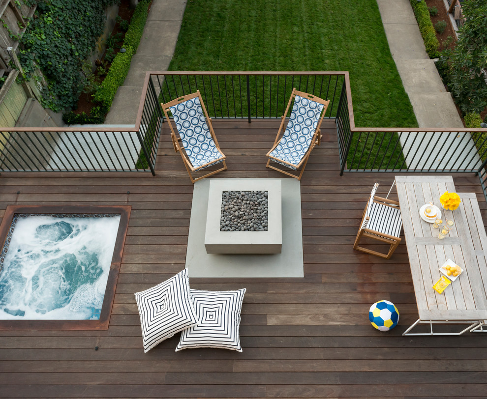 Modelo de terraza contemporánea de tamaño medio en patio trasero con brasero