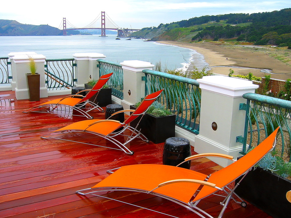 Cette image montre une terrasse arrière marine de taille moyenne avec aucune couverture.