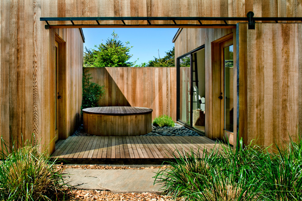 Exemple d'une terrasse montagne avec une cour.