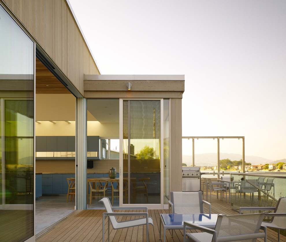 Ispirazione per una terrazza stile marino di medie dimensioni e dietro casa con nessuna copertura