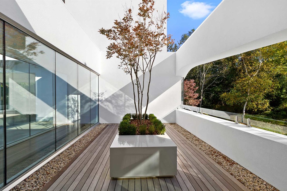 Пример оригинального дизайна: большая терраса на боковом дворе в стиле модернизм без защиты от солнца