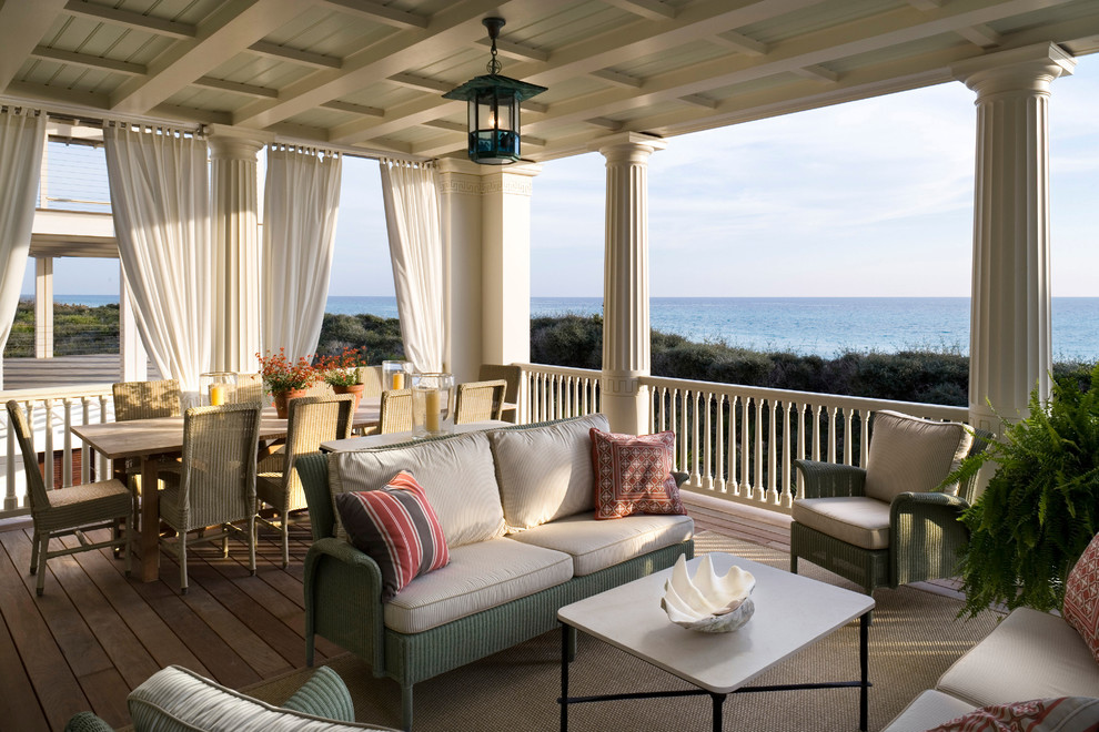 Cette photo montre une terrasse bord de mer avec une extension de toiture.