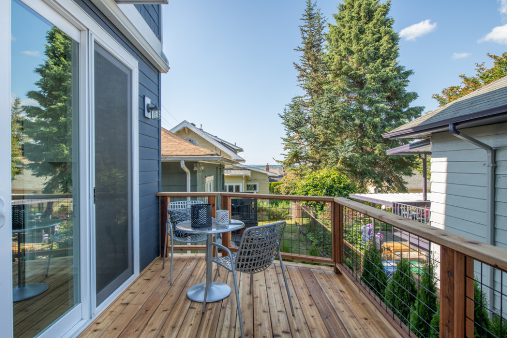 Example of a mid-sized arts and crafts side yard deck design in Seattle with no cover