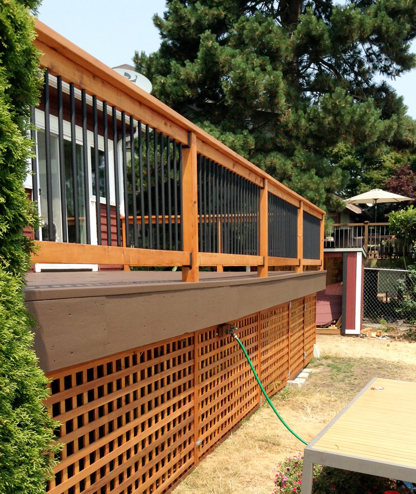 Foto de terraza de estilo americano de tamaño medio sin cubierta en patio trasero