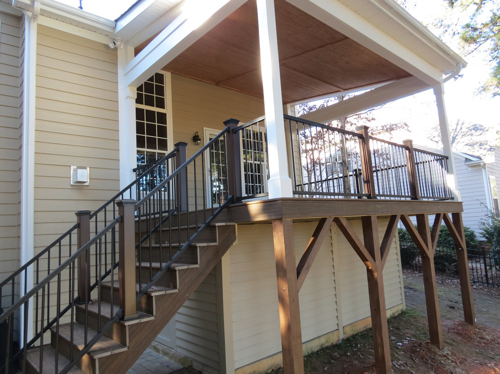 Aménagement d'une terrasse arrière classique de taille moyenne avec une extension de toiture.