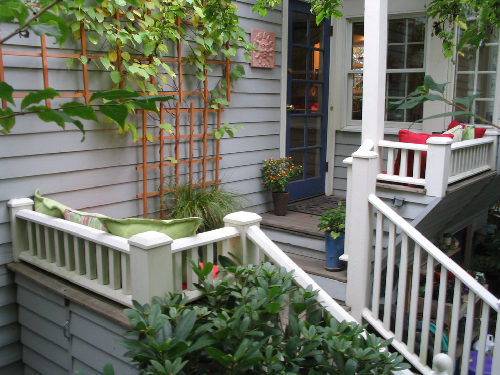 シアトルにある高級な小さなトラディショナルスタイルのおしゃれな裏庭のデッキの写真