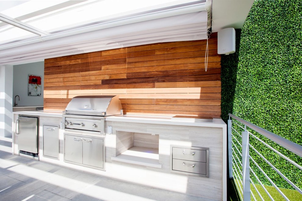 Mittelgroße, Überdachte Moderne Terrasse hinter dem Haus mit Outdoor-Küche in Miami