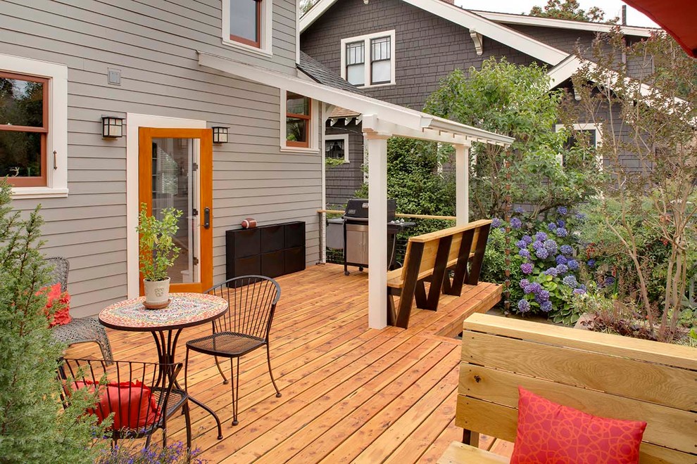 Idee per una terrazza chic di medie dimensioni e dietro casa con un giardino in vaso e un parasole