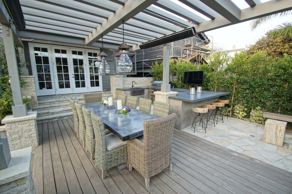 Classic terrace in Los Angeles with a pergola and a bbq area.