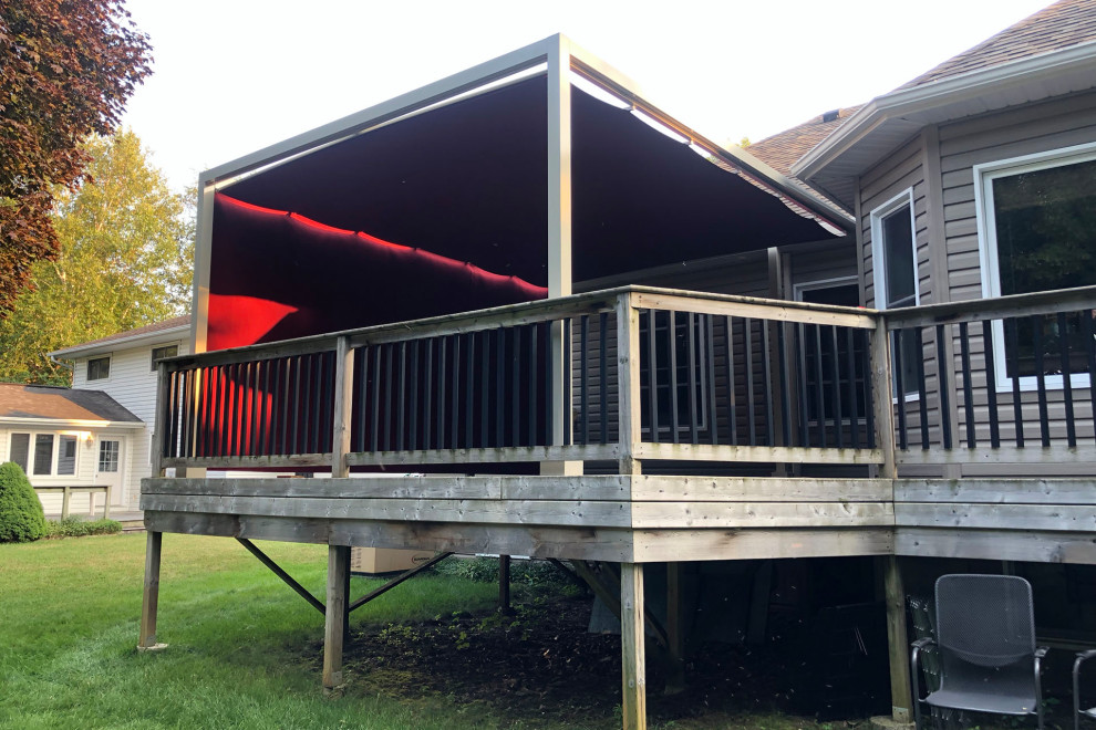 Foto di una privacy sulla terrazza stile americano dietro casa con una pergola