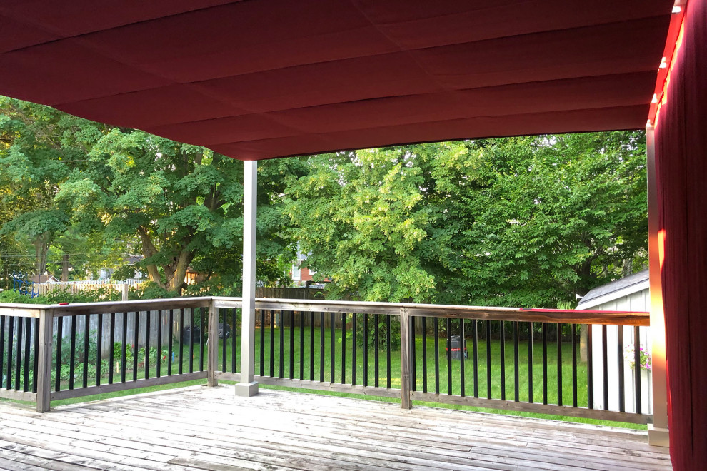 Immagine di una privacy sulla terrazza american style dietro casa con una pergola
