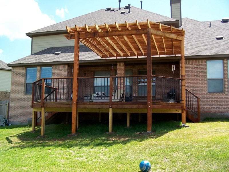 Foto di una terrazza stile americano di medie dimensioni e dietro casa con una pergola